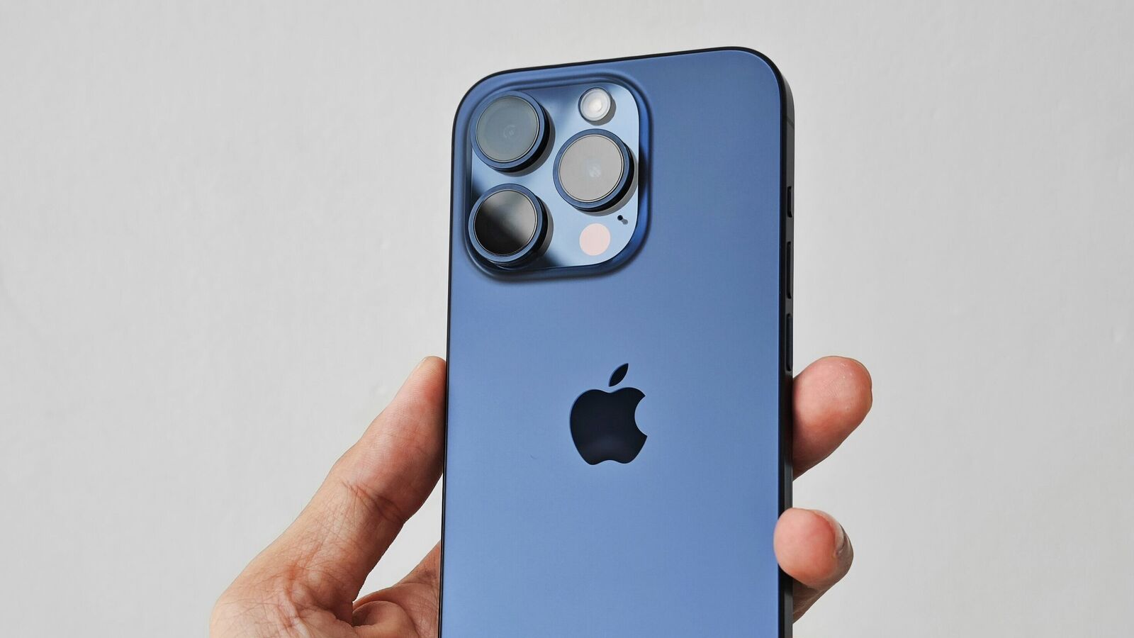 Apple teases AI features on iOS 18: Which devices will get smart capabilities? Buy top options today