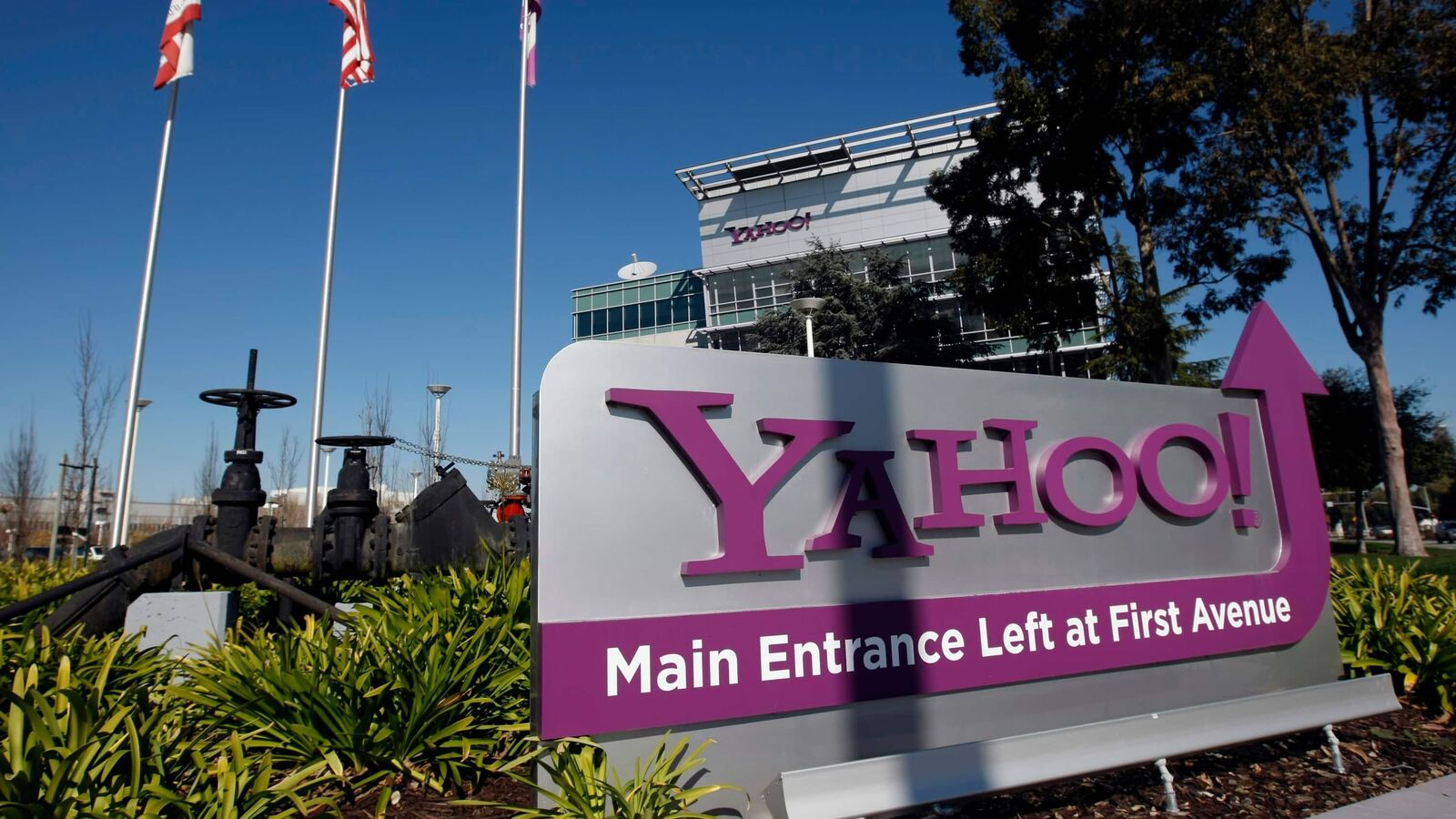 Yahoo News unveils AI-powered app overhaul, personalized news experience enhanced. All you need to know