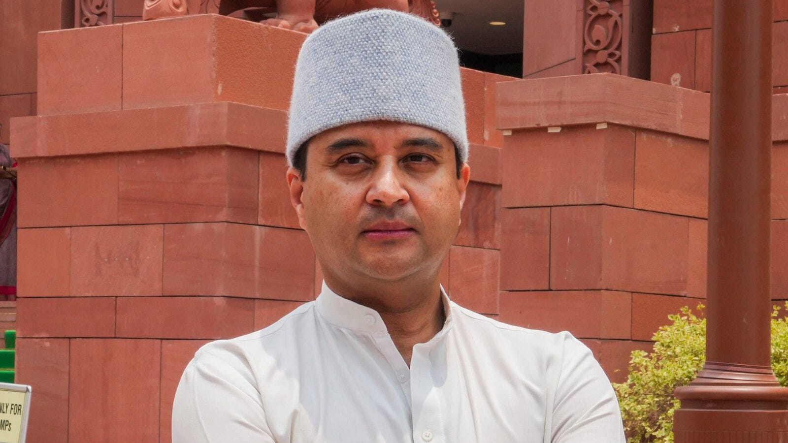 Vi, Airtel raise AGR issue at meeting with telecom minister Scindia
