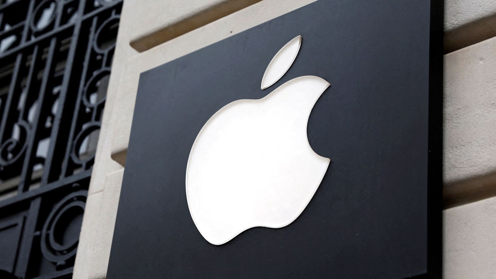 New lawsuit claims Apple withheld billions from developers by defying US court order