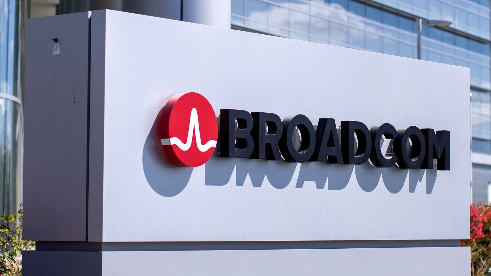 Broadcom challenges Nvidia’s AI dominance with ultra-connected Tomahawk networking chip launch