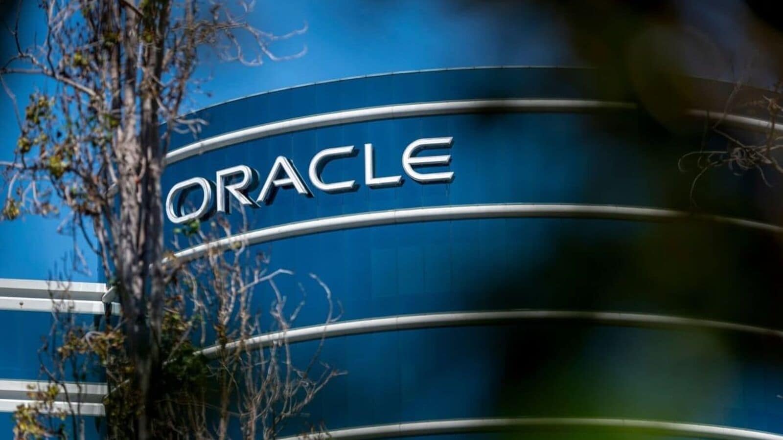 AMD strengthens AI push: Oracle to deploy 50,000 MI450 AI chips in data centers starting 2026