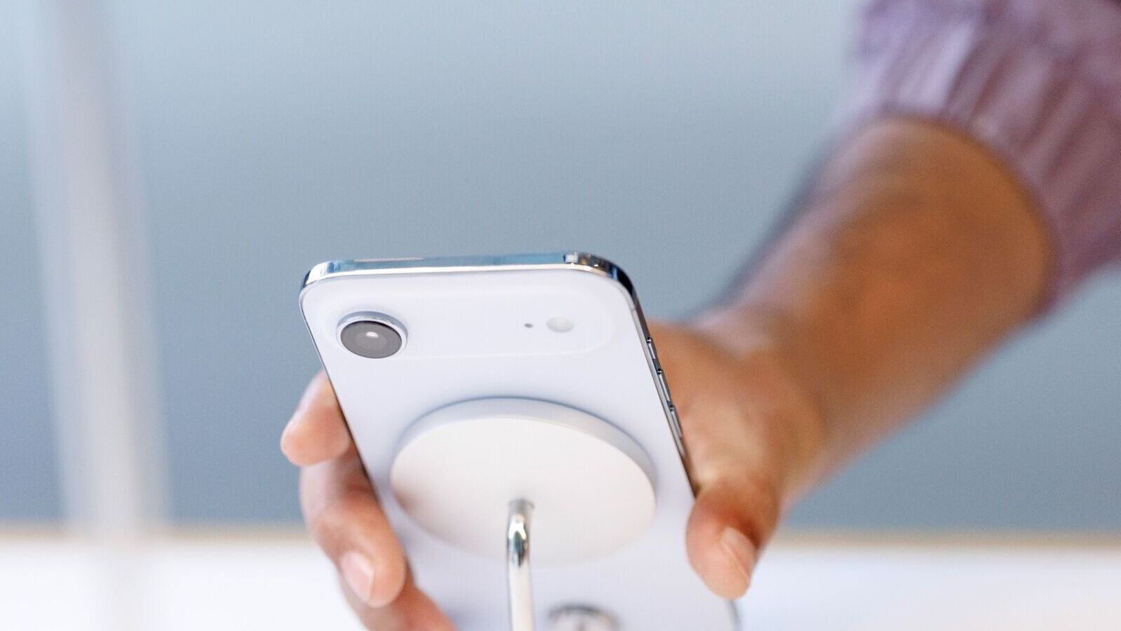 CEO Tim Cook pushes Apple’s China strategy as iPhone Air becomes an instant hit; stocks vanish online and in-store